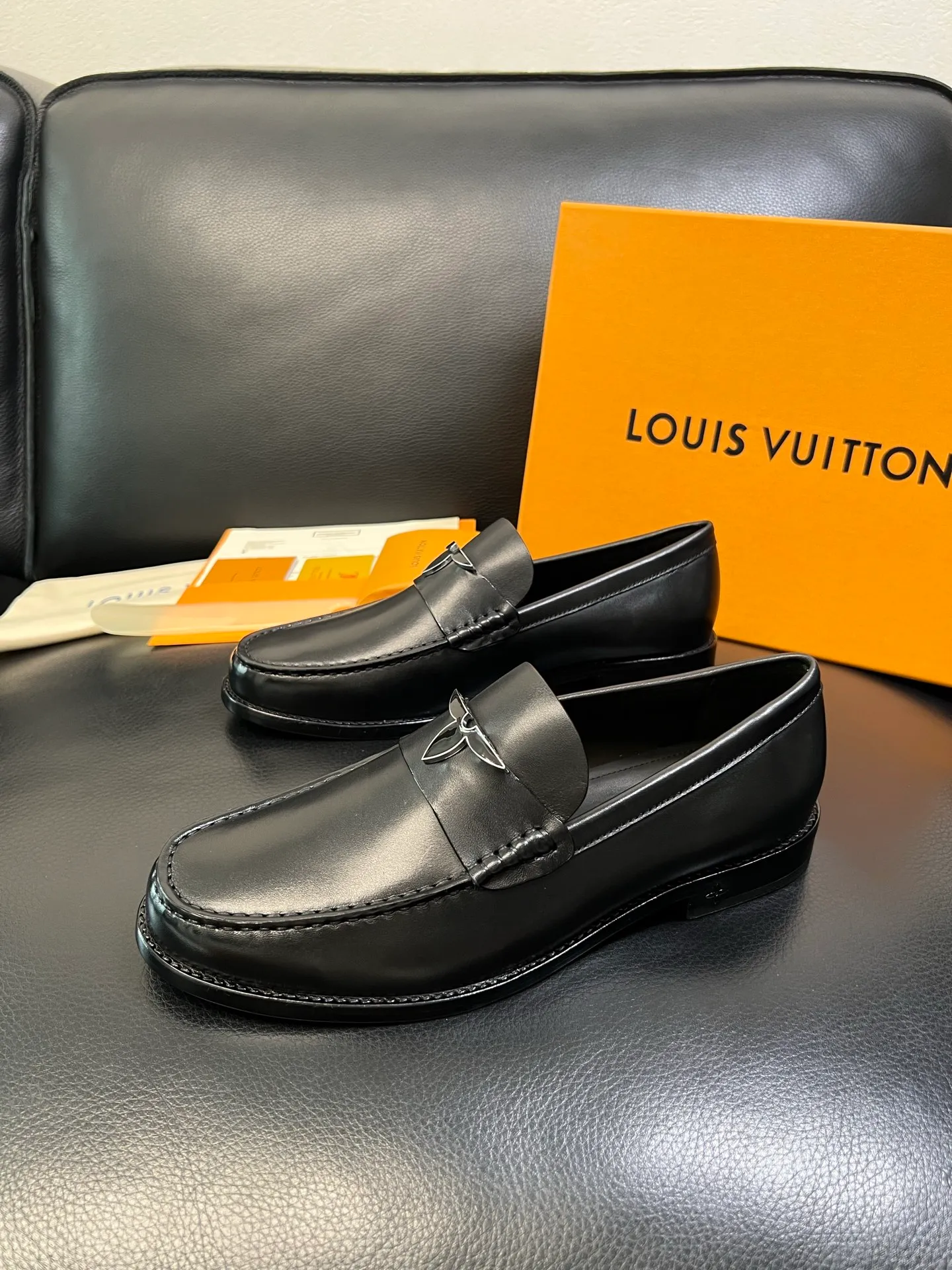 Men's shoes 💰920 Lv high quality top crafts Louis Vuitton leather shoes counter synchronized with original factory configuration, uppers imported from Italy, imported water-dyed cowhide lining, soles: original genuine leather soles specially provided by the original factory, original factory and single goods, welcome to compare, code number 39-44 (customized 38 45 46)